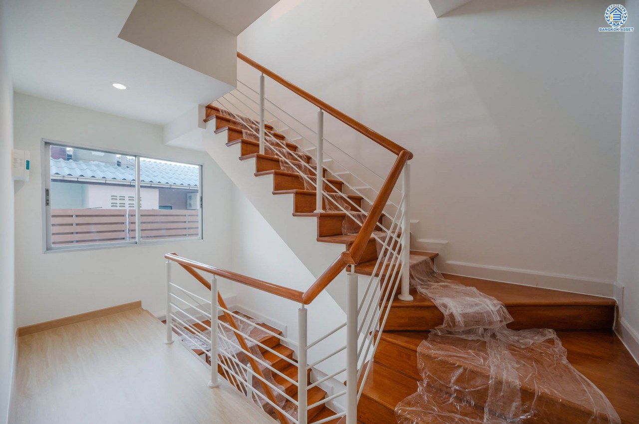 บ้านมือสองตกแต่งใหม่ โครงการ วิสต้าปาร์ค แจ้งวัฒนะ ทาวน์โฮม 3 ชั้น จากแบรนด์ SC Asset บนเนื้อที่ 22.9 ตร.ว. ฟังก์ชัน 3 ห้องนอน 3 ห้องน้ำ จอดรถได้ 2 คัน บนทำเลโซนเมือง บนทำเลคุณภาพ ติดถนนเลี่ยงเมืองปากเกร็ด ใกล้เซ็นทรัล แจ้งวัฒนะ, เมืองทองธานี, จุดขึ้นทางด่วน "แจ้งวัฒนะ" และรถไฟฟ้าสายสีชมพู "สถานีสามัคคี"